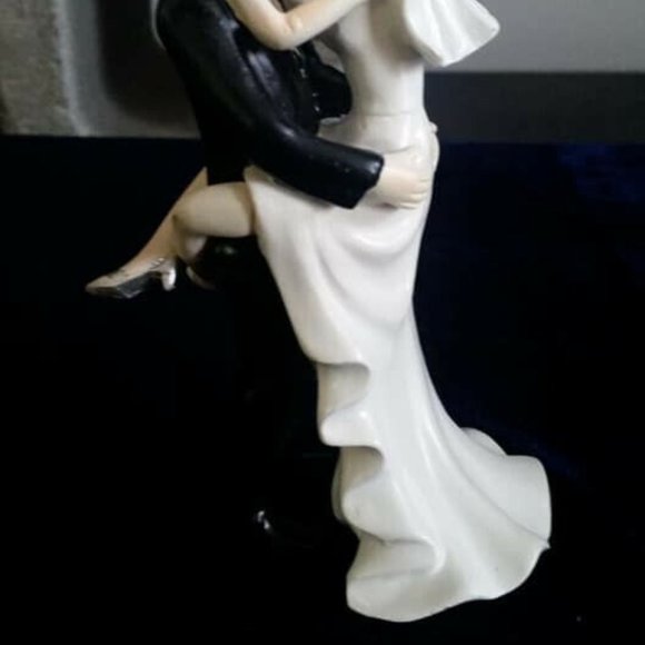 Romantic Kiss Bride Groom True Love Wedding Party Cake Topper Figurine NEW - Picture 3 of 3